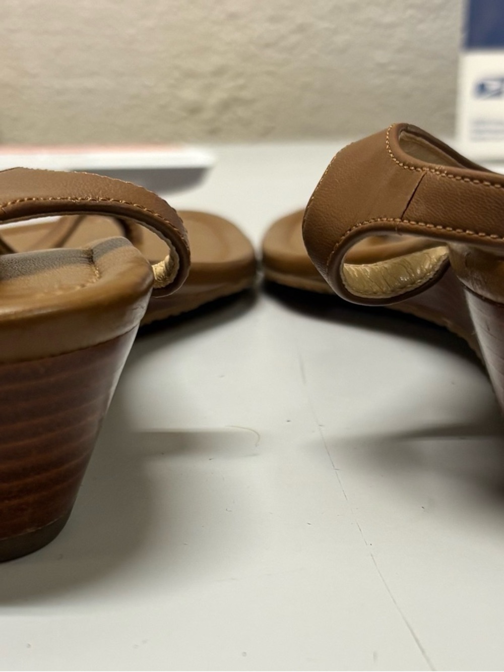 Michael Kors Tan Brown Leather Thong Sandals with Gold Logo - Picture 3 of 3